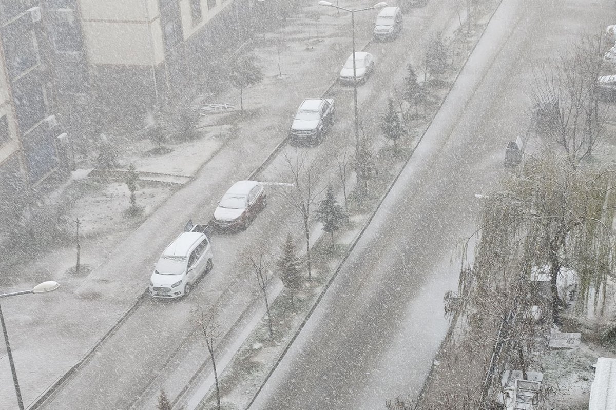 Şırnak'ta yağan kar sonrası şehir beyaza büründü