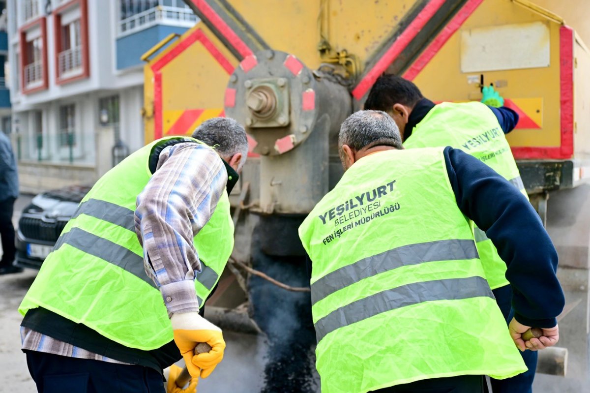 Yeşilyurt Belediye Başkanı Geçit, yol yenileme çalışmalarını inceledi