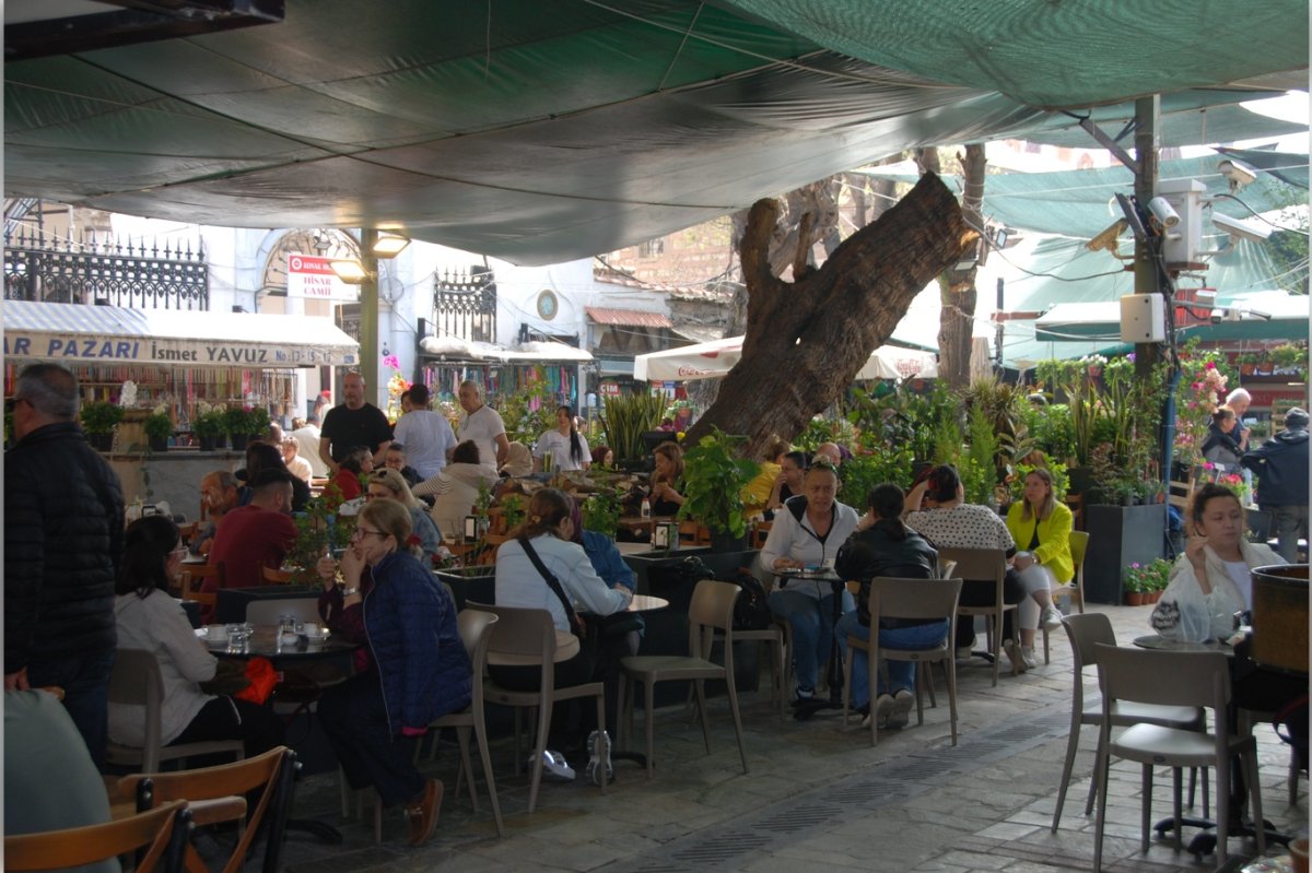 İzmir Kemeraltı Çarşısı’nda 40 yıllık lezzet ustası Kaya özgün tatlılarıyla fark oluşturuyor