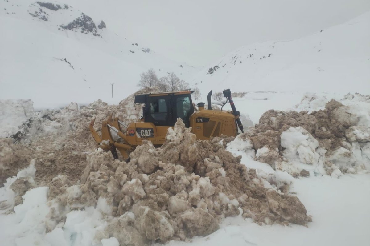 Şırnak'ta kar nedeniyle kapanan köy yolları açılıyor