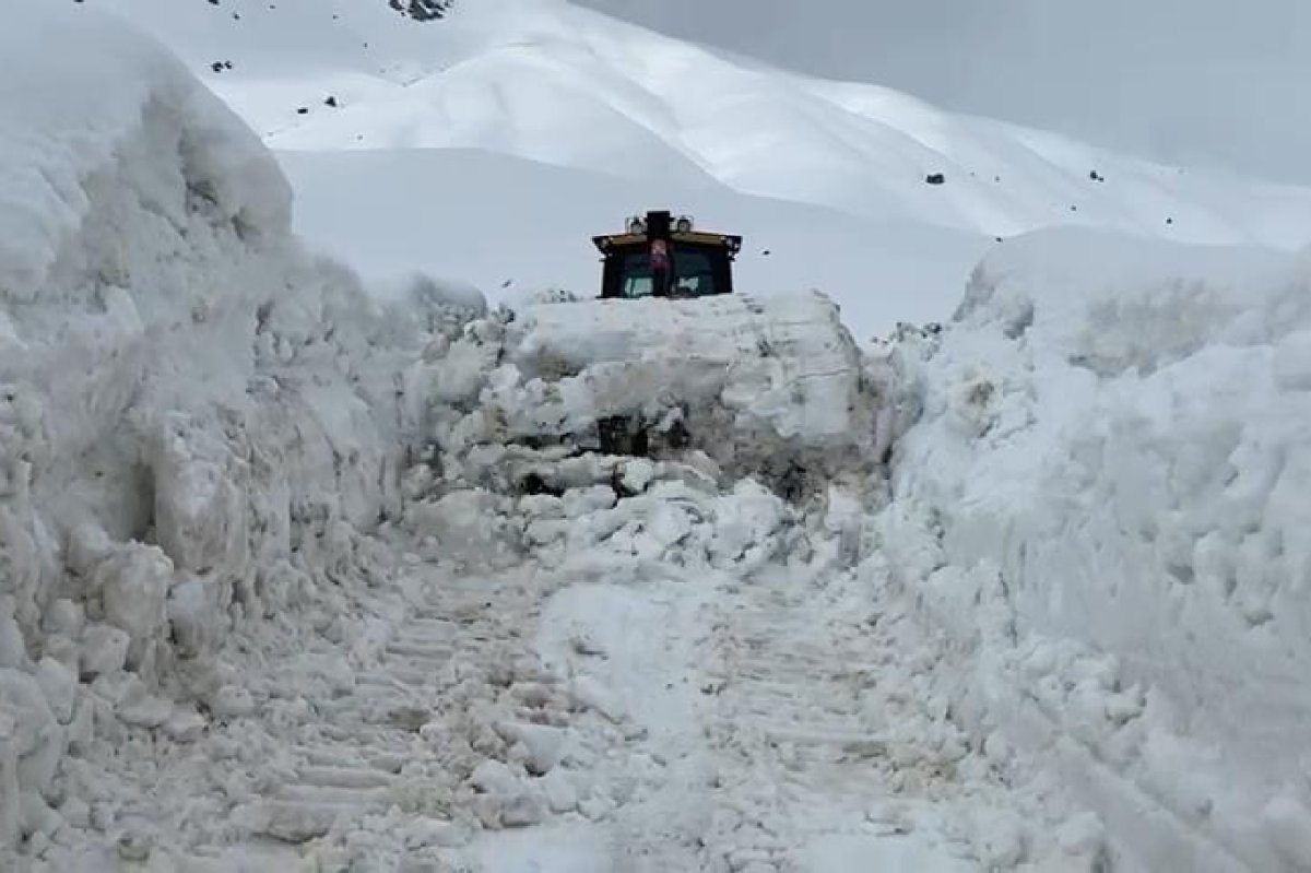 Şırnak'ta kar nedeniyle kapanan köy yolları açılıyor