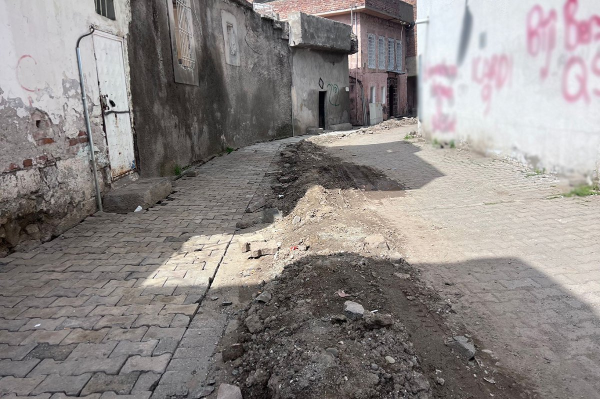 Diyarbakır'da altyapı çalışmaları yarım kaldı, mahalleler karanlığa gömüldü