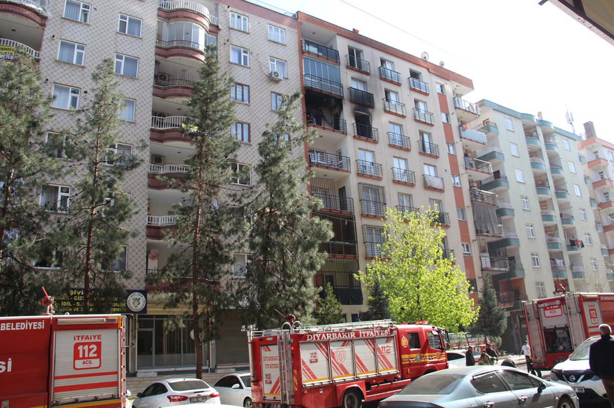 Diyarbakır'da apartman yangını: 5 kişi dumandan etkilendi