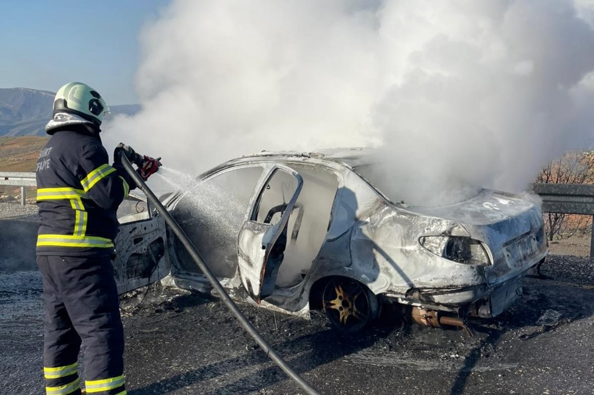 Seyir halindeki otomobil alev aldı: 4 kişilik aile facianın eşiğinden döndü