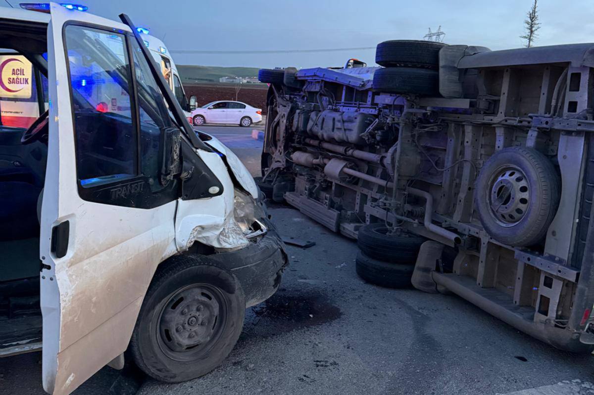 Batman’da kavşakta kaza: Servis aracı devrildi