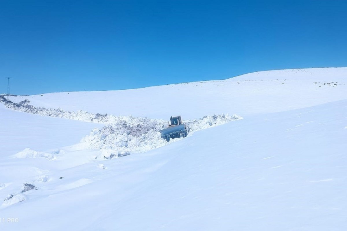 Kar yağışının olduğu Ağrı'da köy yollarının trafiğe açılması için çalışmalar devam ediyor
