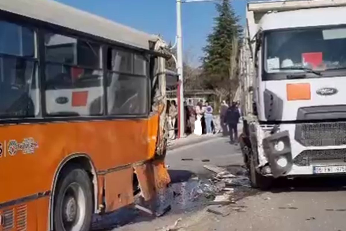 Malatya'da hafriyat kamyonu ile otobüs çarpıştı: 20 yaralı