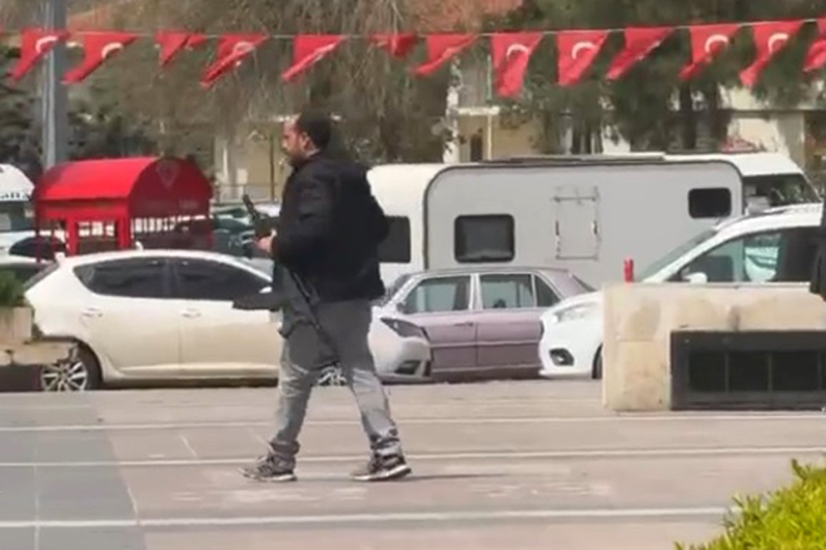 Sokak ortasında pompalı tüfekle gezen şahsa müdahale anı kameralara yansıdı