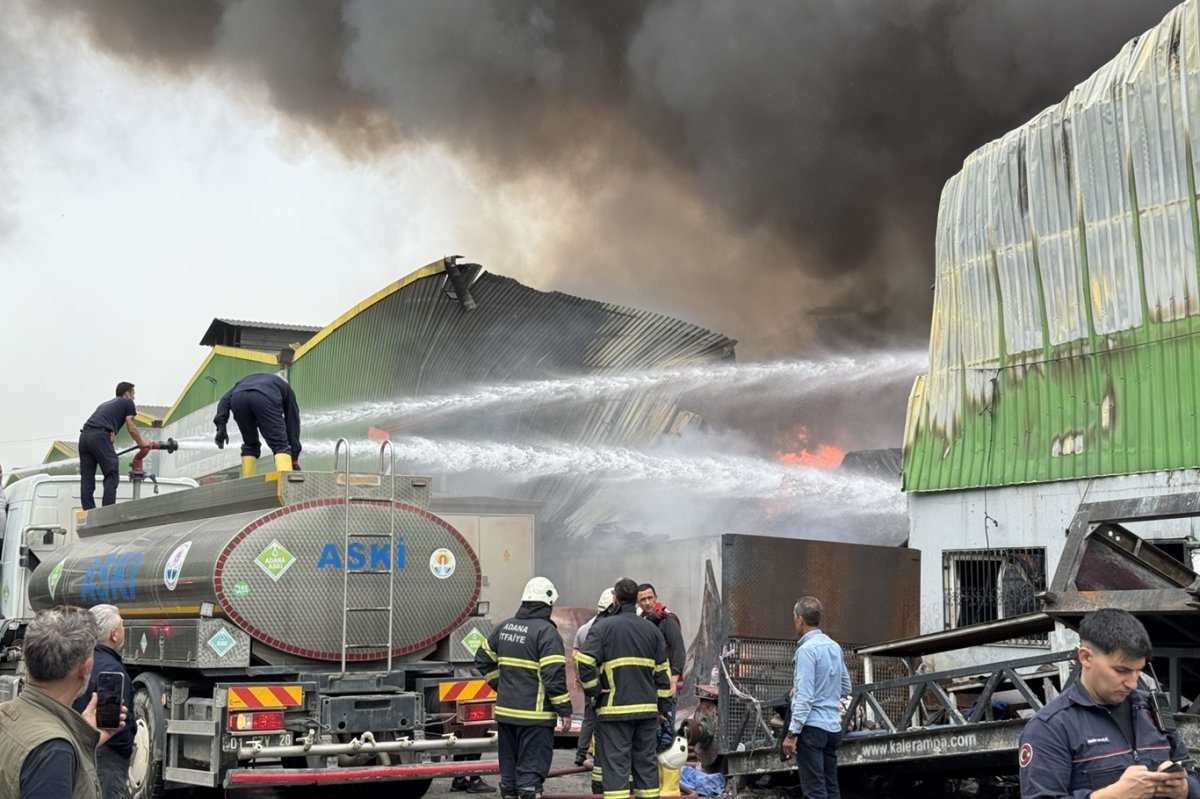 Adana'da geri dönüşüm tesisinde yangın