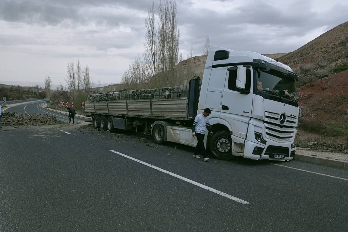Malatya'da kontrolden çıkan tır karşı şeride geçti