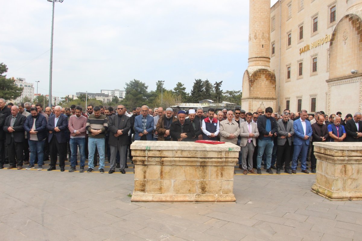 Mardin'de okulda hayatını kaybedenler için gıyabi cenaze namazı kılındı