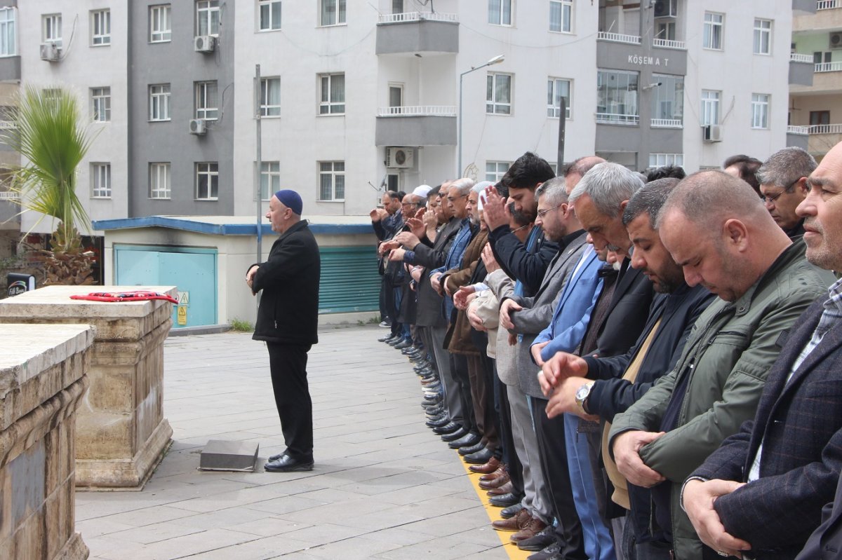 Mardin'de okulda hayatını kaybedenler için gıyabi cenaze namazı kılındı