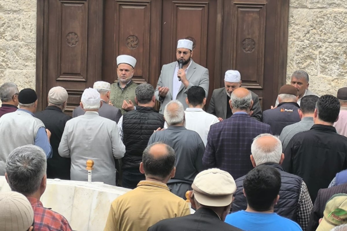 Mersin'de okul saldırılarında hayatını kaybedenler için gıyabi cenaze namazı kılındı