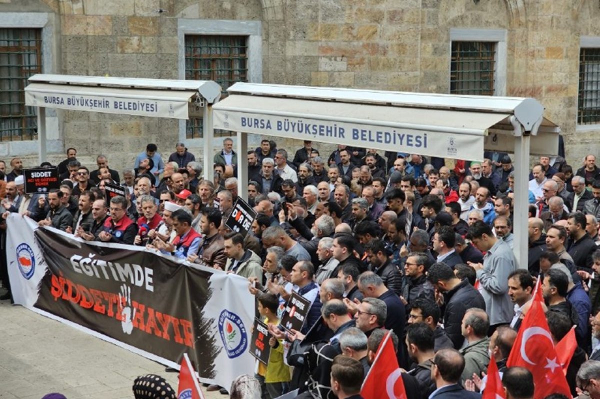 Okul saldırılarında hayatını kaybedenler için gıyabi cenaze namazı kılındı