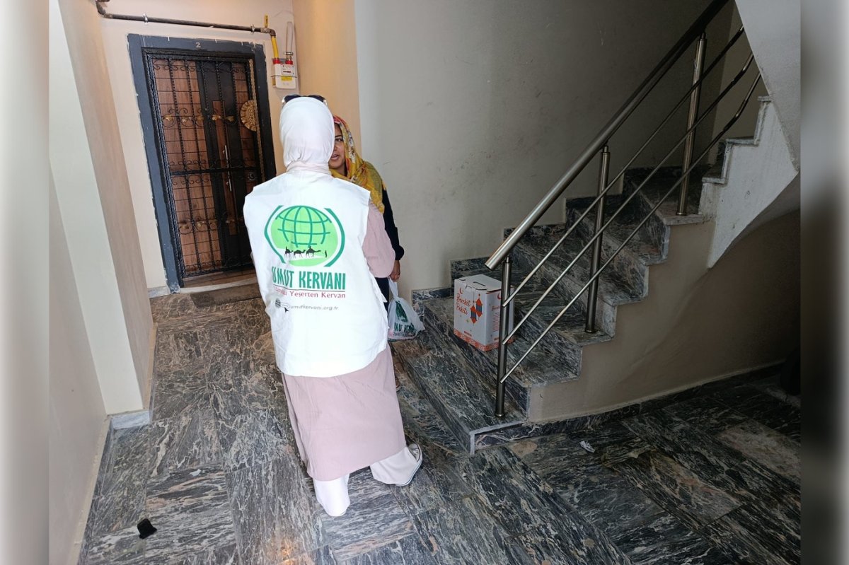 Umut Kervanı İzmir’de ihtiyaç sahiplerini yalnız bırakmıyor