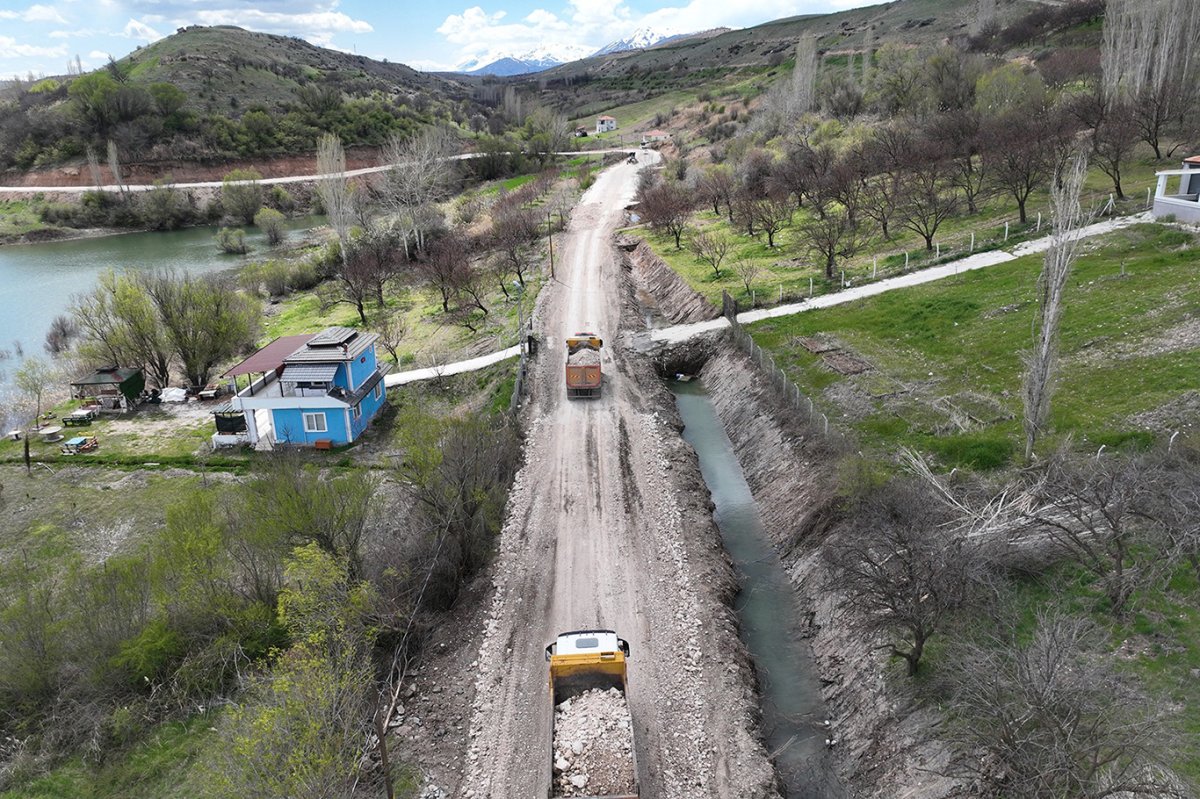 Malatya Büyükşehir Belediyesi Akçadağ'da grup yolunu yeniliyor
