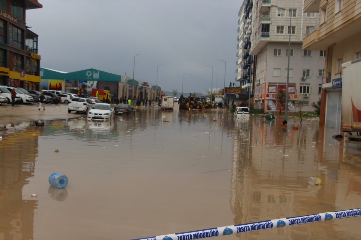Mardin’de sağanak yağış etkisini sürdürüyor: Dereler taştı, yollar göle döndü