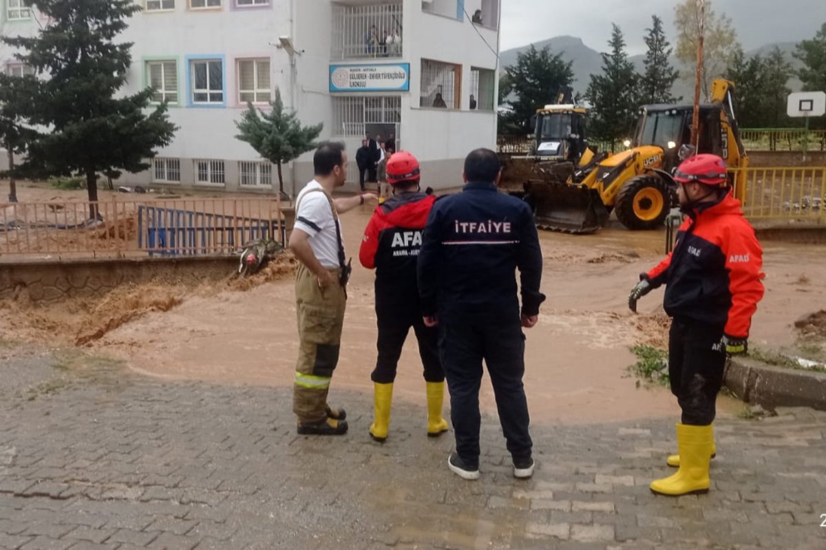 Mardin'de yağıştan okulda mahsur kalan 75 öğrenci tahliye edildi