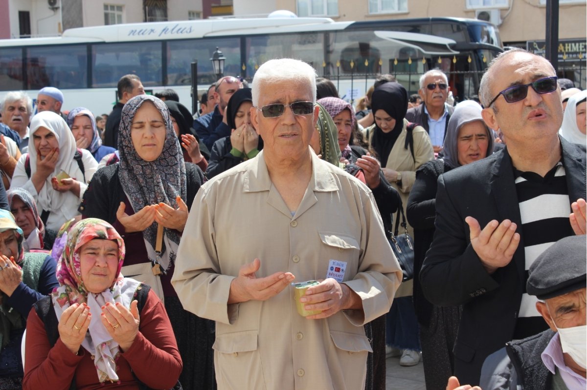 Mersin’de hacı adayları dualarla uğurlandı: Bu bir sabır ve arınma seferidir