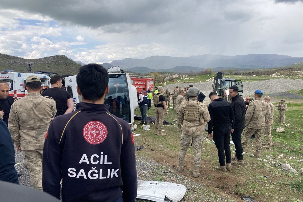 Lice'de midibüs devrildi: 1 ölü 12 yaralı
