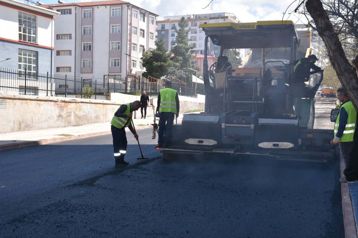 Siirt’te hava şartlarının düzelmesiyle asfalt çalışmaları yeniden başladı