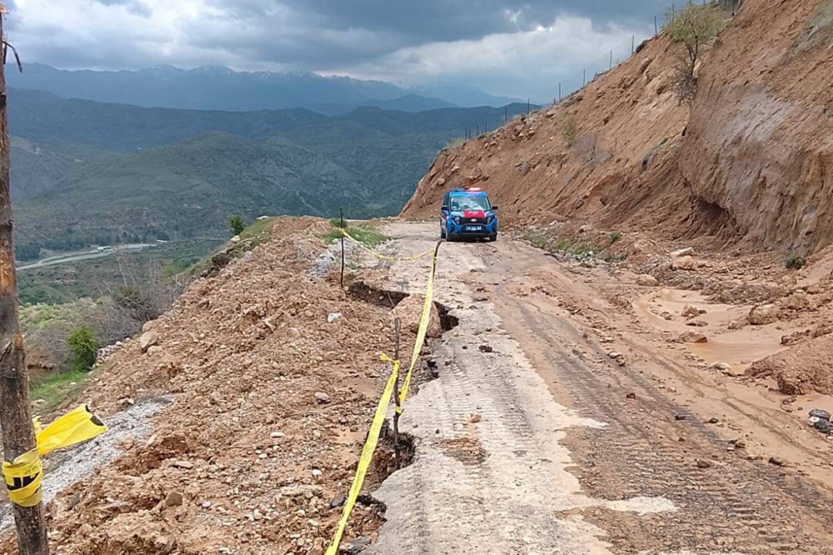 Heyelan nedeniyle kapanan köy yolu yeniden ulaşıma açıldı