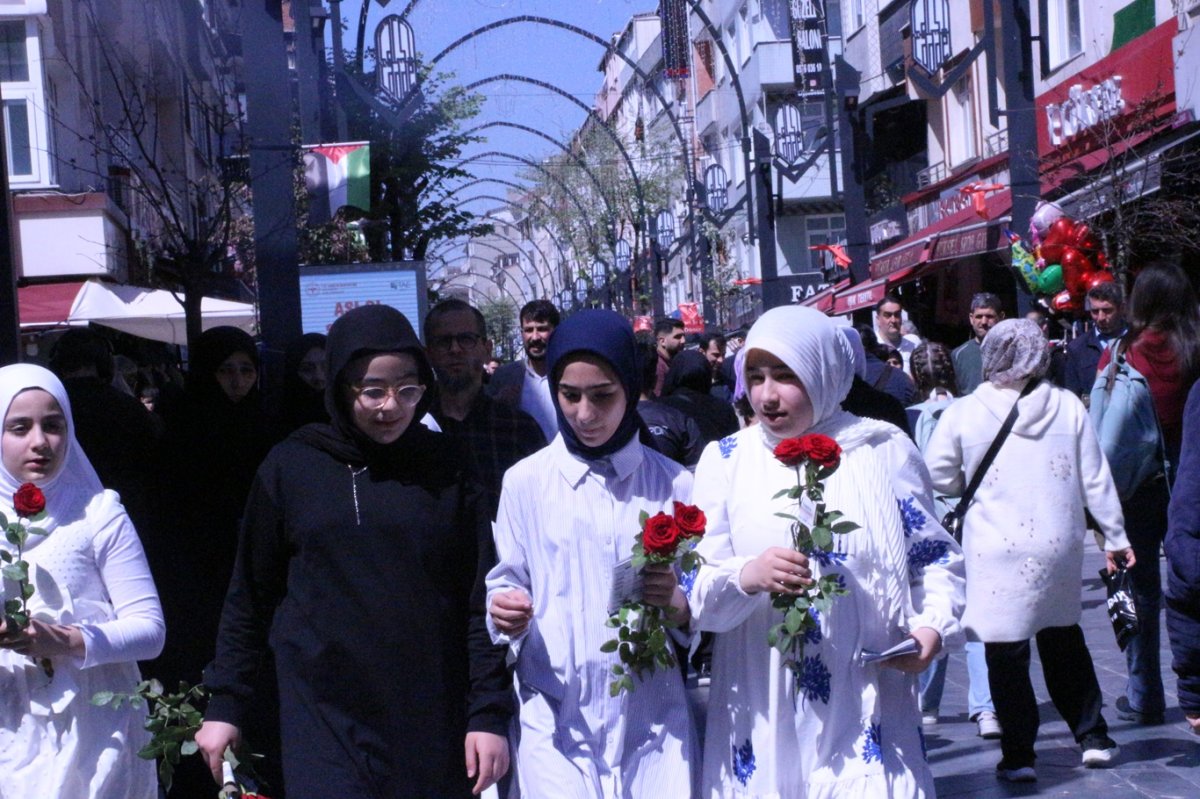 İstanbul halkı Mevlid-i Nebi etkinliğine güllerle davet edildi