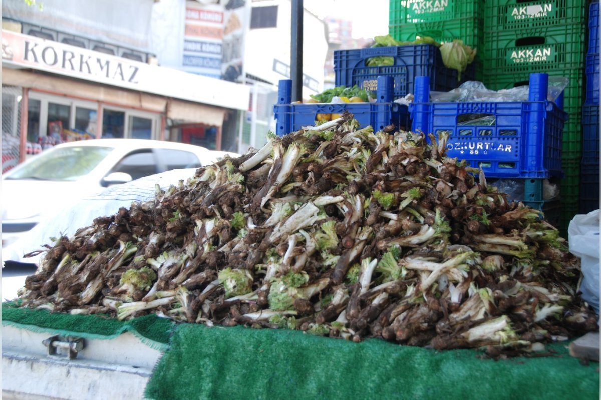 İzmir’de kenger otu tezgâhlarda yerini aldı