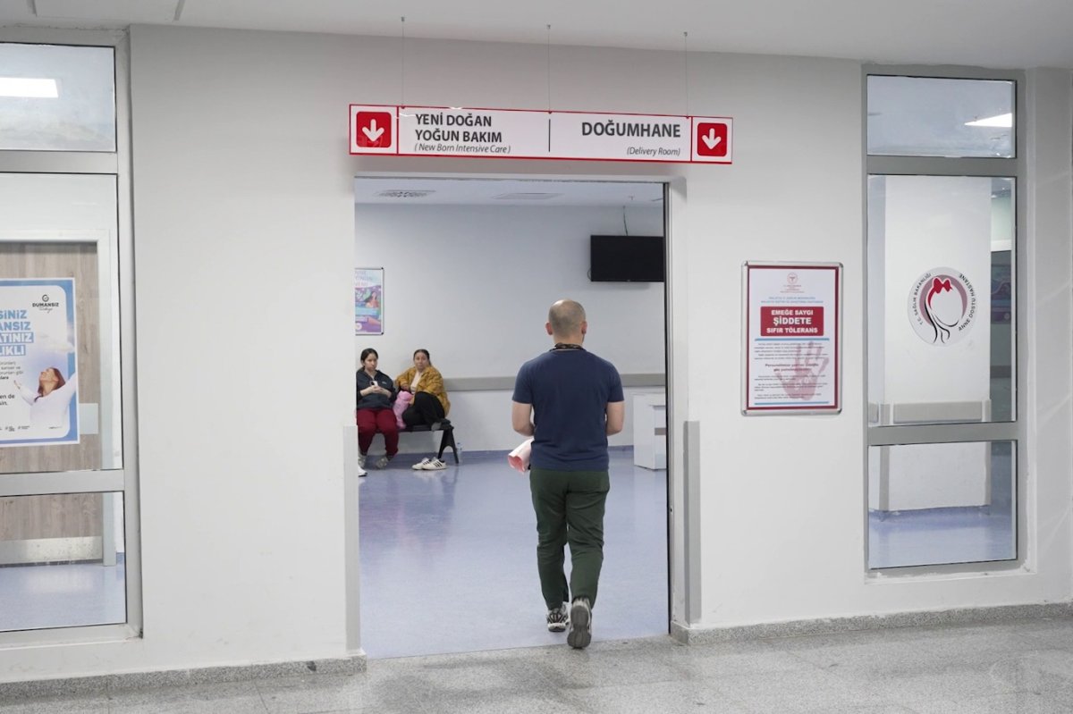 Annesi ile aynı hastanede çalışan hekim oğuldan ebe anneye sürpriz