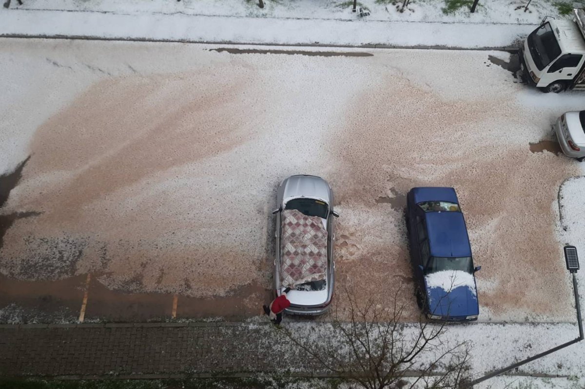 Elazığ'da ceviz büyüklüğünde dolu yağdı, kent merkezi beyaza büründü
