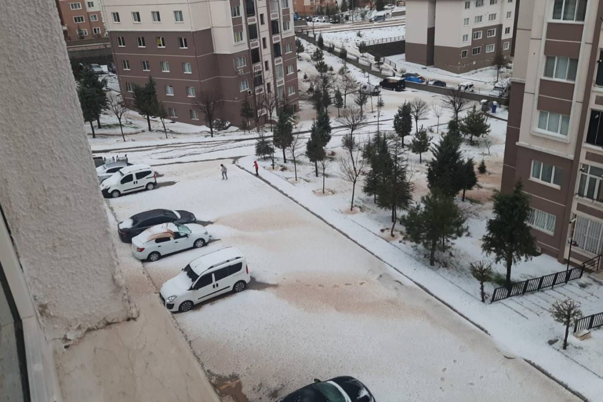 Elazığ'da ceviz büyüklüğünde dolu yağdı, kent merkezi beyaza büründü
