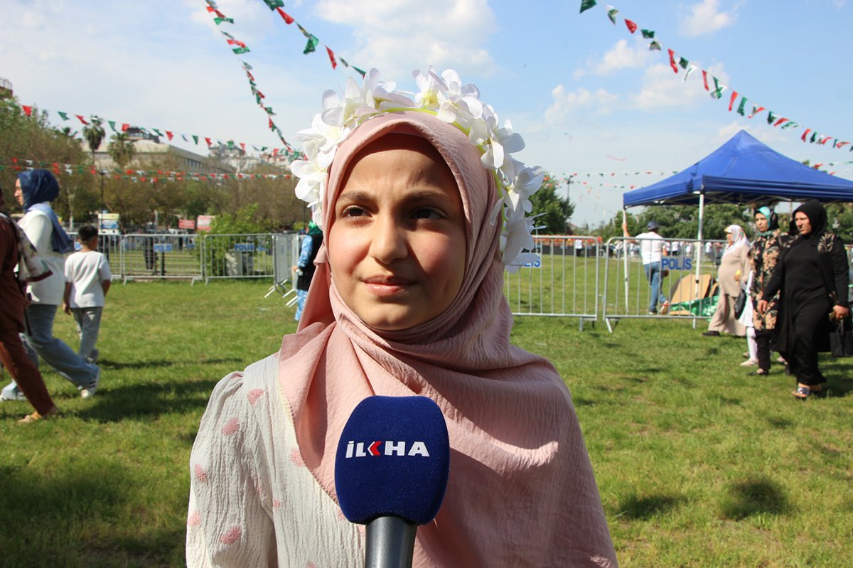 Mevlid-i Nebi etkinliğinde ilahi seslendiren çocuklar: Peygamberimizin sevgisi için buradayız