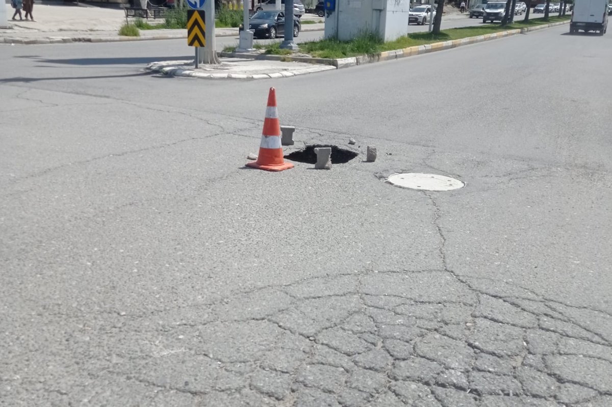 Batman'da yolun bir bölümünde meydana gelen göçük ulaşımı aksattı