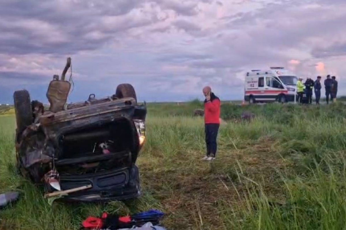 Diyarbakır'da kontrolden çıkan otomobil tarlaya uçtu: 11 yaralı