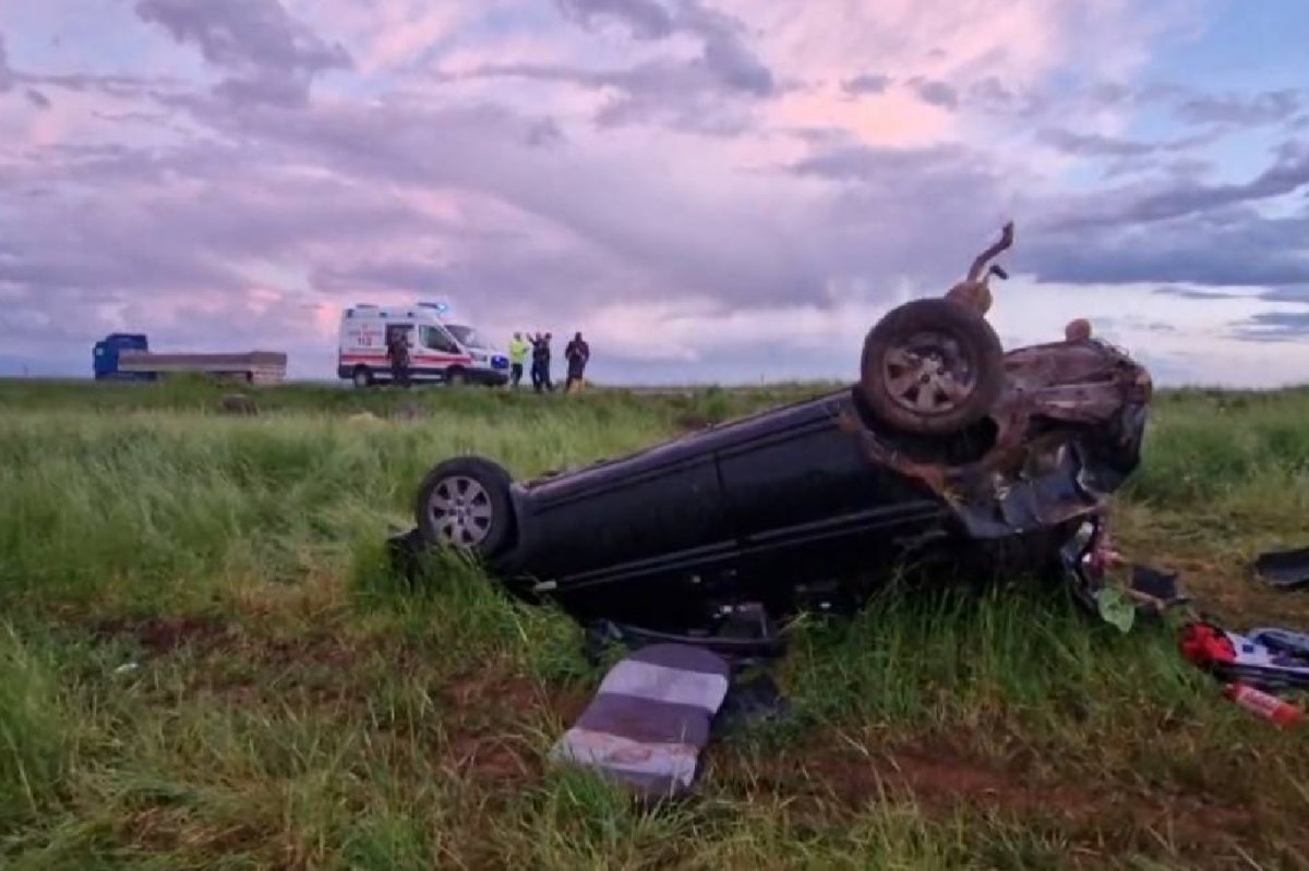 Diyarbakır'da kontrolden çıkan otomobil tarlaya uçtu: 11 yaralı
