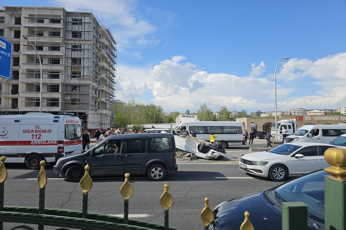 Diyarbakır'da otomobil refüje çarparak ters döndü