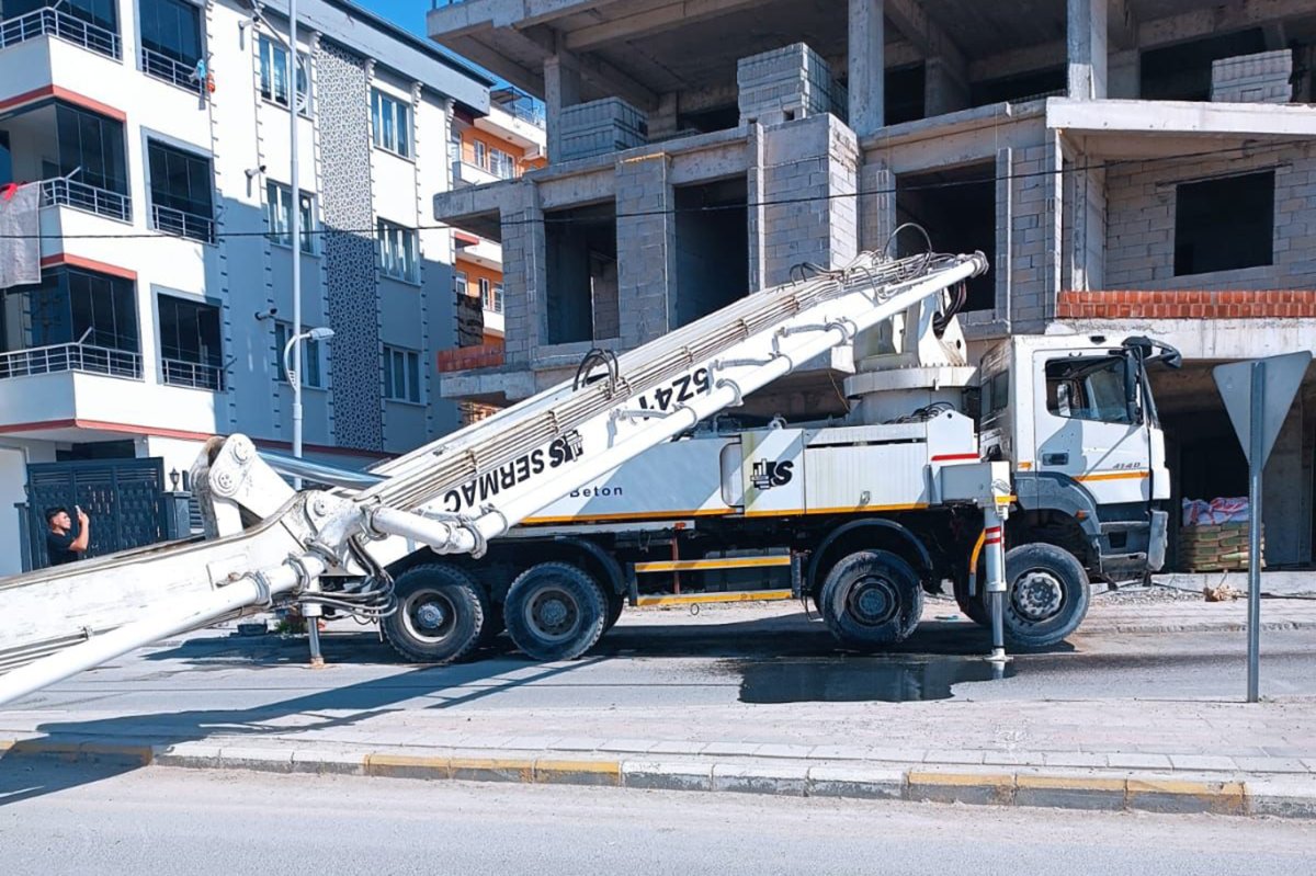 Malatya'da beton pompası yola devrildi