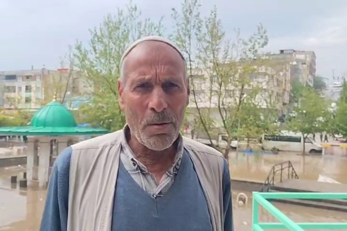 Camiyi su bastı: Cemaat mahsur kaldı