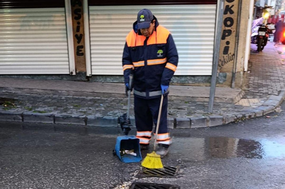 Gaziantep'te afet sonrası temizlik çalışmaları sürüyor