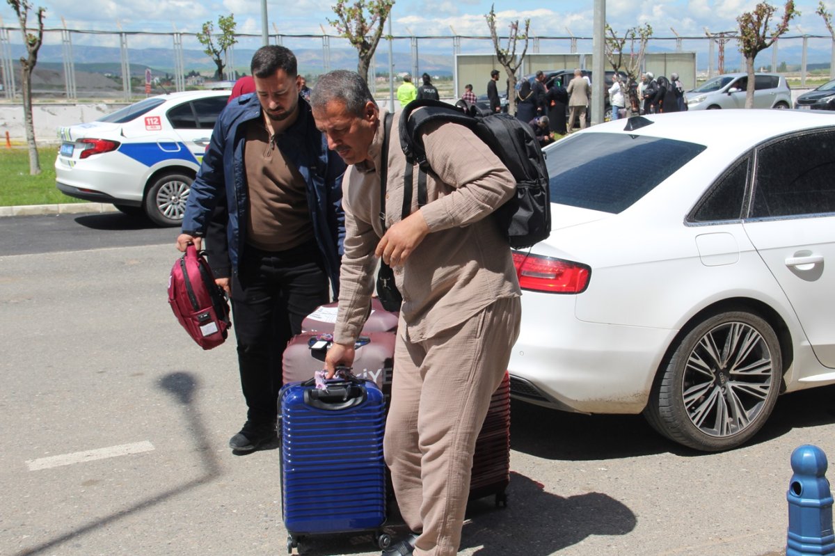Batmanlı hacı adayları dualarla kutsal topraklara uğurlandı