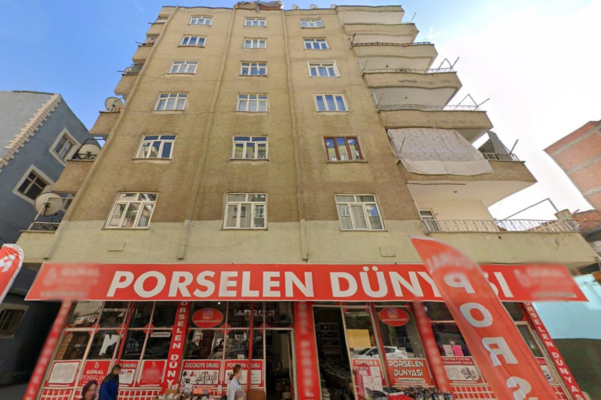 Binanın sallandığı iddiası apartman sakinlerini sokağa döktü