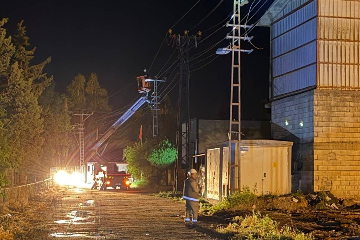 Şanlıurfa’da Dicle Elektrik ekipleri fırtına nedeniyle gece boyunca sahadaydı