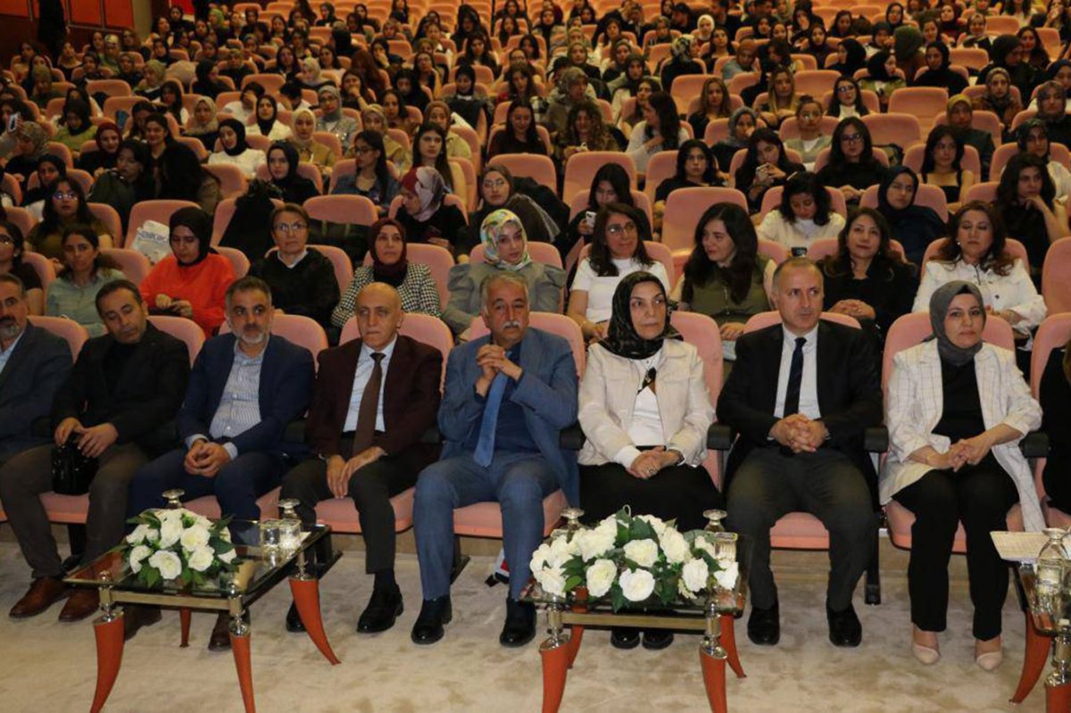 Dünya Ebeler Günü’nde ebeliğin manevi boyutu konuşuldu
