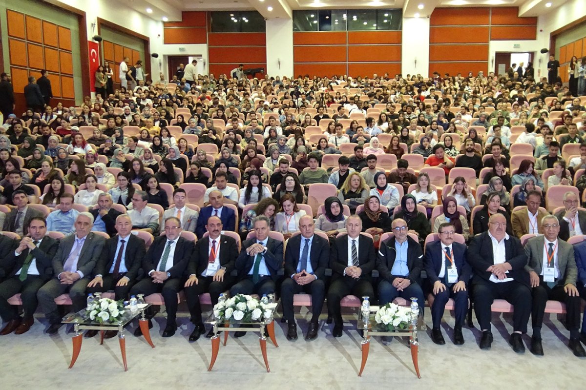 Rektör Akpolat: Yapay zeka çağını ıskalamamalıyız