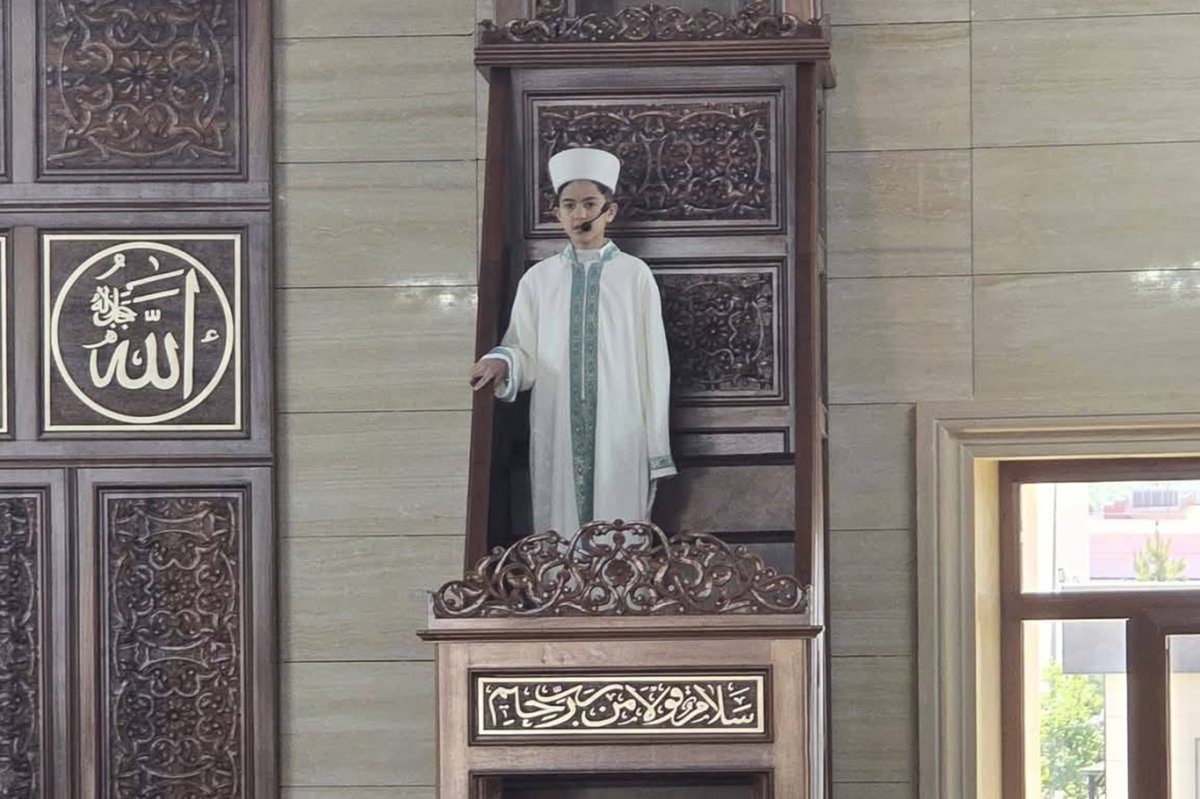 13 yaşındaki hafız minbere çıktı, cemaati mest etti