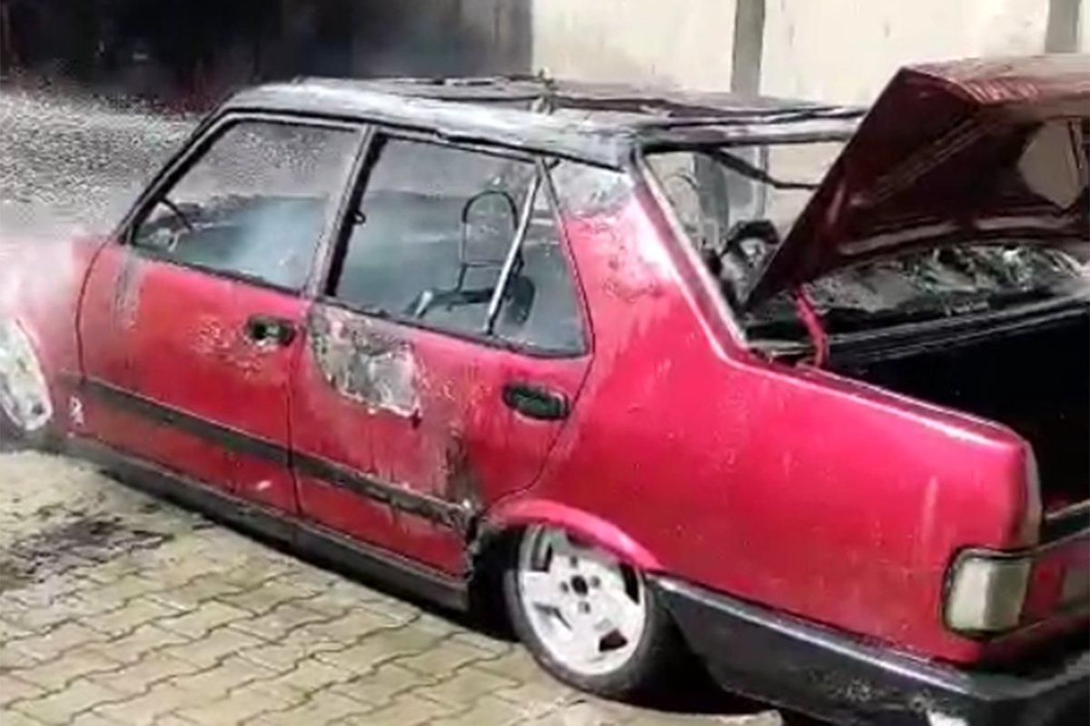 Batman'da park halindeki otomobil yandı