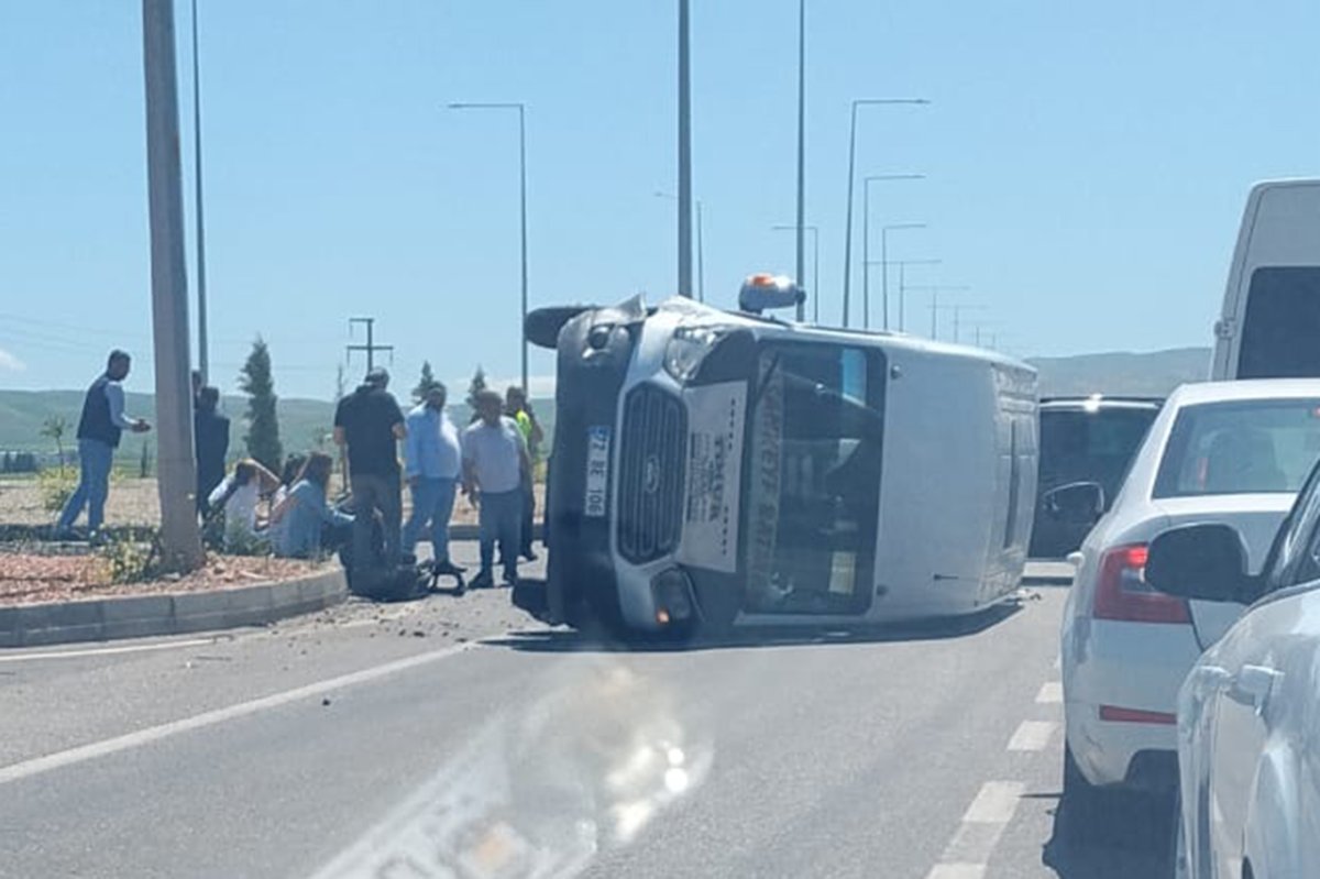 Yolcu minibüsü yan yattı: 5 yaralı