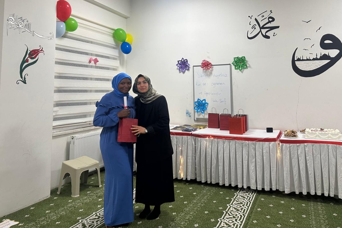 Kız öğrenci yurdunda Kur'an-ı Kerim merasimi