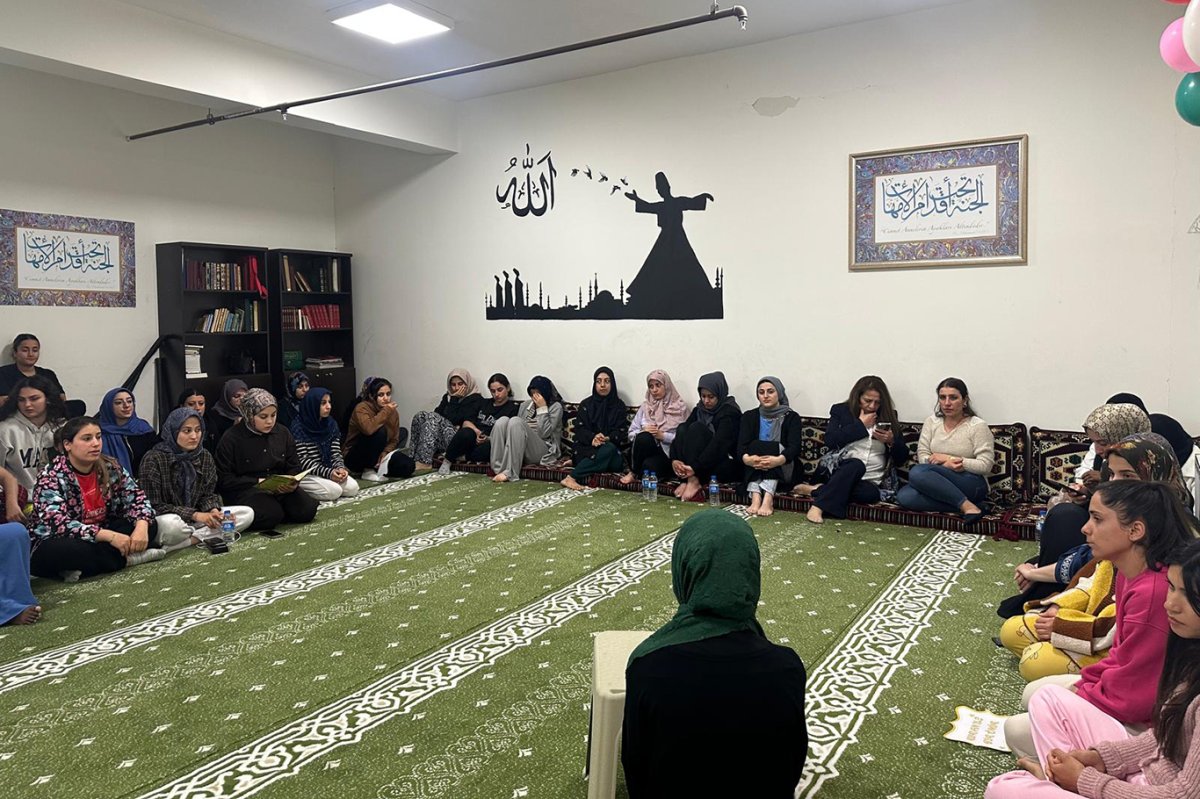 Kız öğrenci yurdunda Kur'an-ı Kerim merasimi