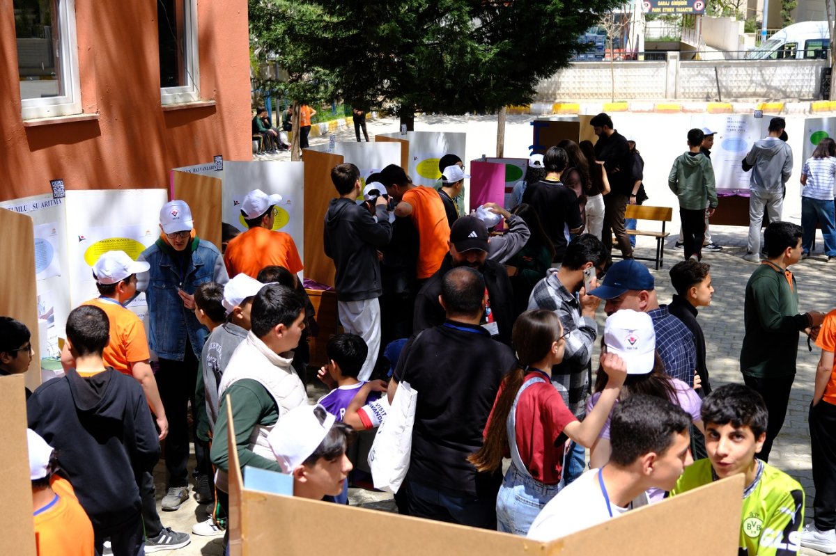 Van’da ‘TÜBİTAK 4006 Bilim Fuarı’ açıldı